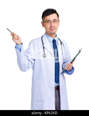 Arzt Mann mit Klemmbrett und Stift nach oben Stockfoto