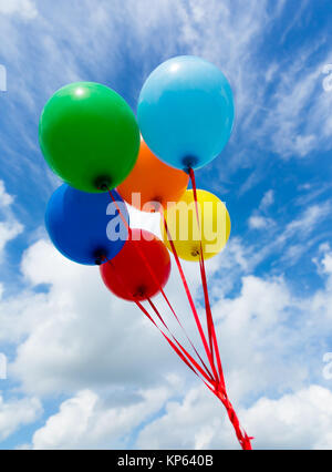 Bunte Luftballons in den Himmel Stockfoto