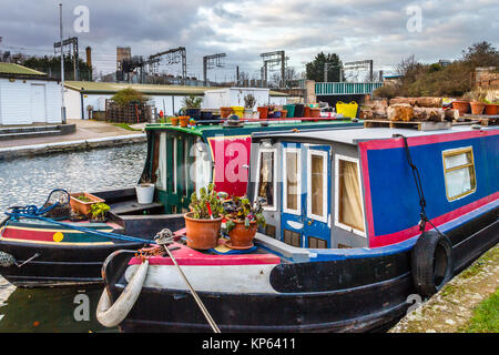 Narrowboats vertäut am St. Pancras Lock, der Regent's Canal, London, UK, 2012 Stockfoto