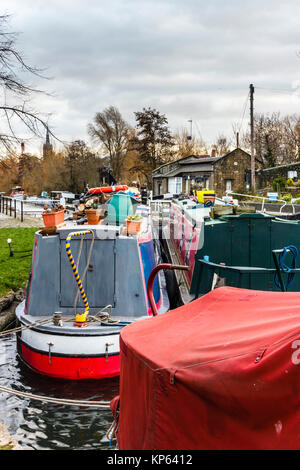 Narrowboats vertäut am St. Pancras Lock, der Regent's Canal, London, UK, 2012 Stockfoto