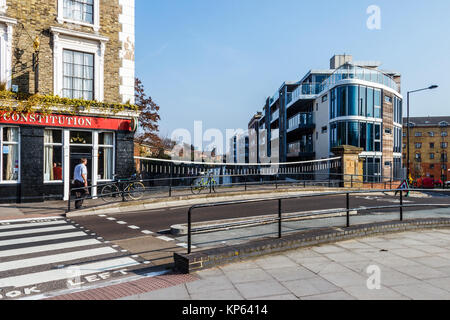 Die Verfassung Pub von Regent's Canal auf St Pancras, London, UK Stockfoto