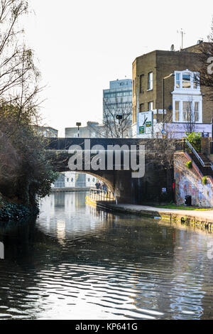 Die Brücke bei Royal College Street, Regent's Canal, London, UK Stockfoto