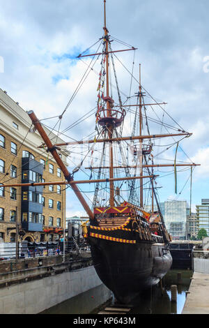 Die Golden Hinde, eine Replik von Sir Francis Drakes Schiff am Southwark, London, UK Stockfoto