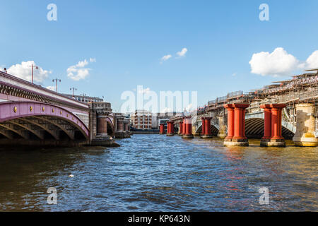 Blackfriars Road Bridge, dem alten Brückenpfeilern und Bahnhof Blackfriars Bridge, London, UK Stockfoto