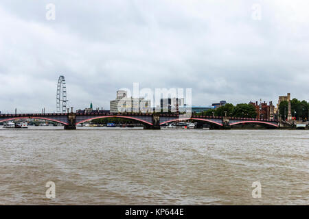 Die Themse in Millbank, London, UK, auf der Suche flussabwärts an der Lambeth Brücke und das London Eye Stockfoto