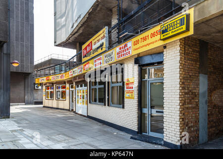 Ein Zahltag-darlehen Agentur im Torbogen Mall (jetzt renoviert als M&s Food Store), Islington, London, UK, 2013 Stockfoto