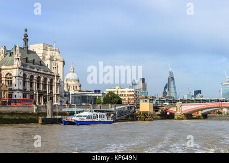 Anzeigen von Blackfriars Pier und einem angedockten Fluss-Bus, London, UK Stockfoto