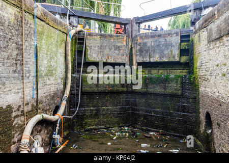 Camden Lock auf das Regent's Canal, Camden Town, London, UK, für die Sanierung von Altbauten in September 2016 geleert Stockfoto