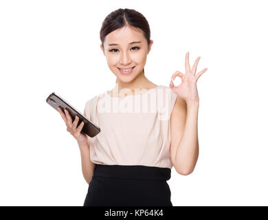 Asiatische Frau mit Tablet und ok Zeichen Geste Stockfoto