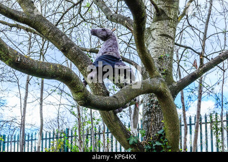 Ein Spielzeug, das Pferd in einen Baum in Finsbury Park, North London, Großbritannien Stockfoto