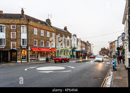 Die hohe Straße im Dorf Highgate, London, UK, auf einem Dezember Abend Stockfoto