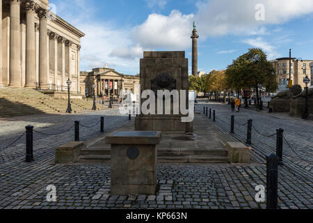 Liverpool Kenotaph große War Memorial außerhalb von St. George's Hall, Liverpool, Merseyside, UK Stockfoto