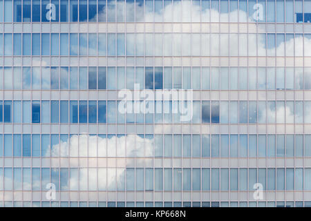 Cloud spiegelt sich in Windows der modernen Bürogebäude Stockfoto