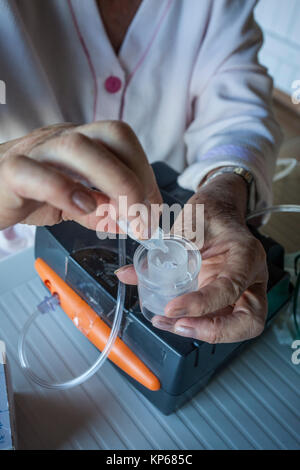 Behandlung von Asthma, Senior Stockfoto