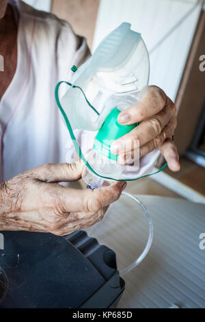 Behandlung von Asthma, Senior Stockfoto