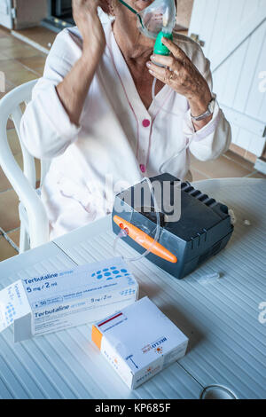 Behandlung von Asthma, Senior Stockfoto