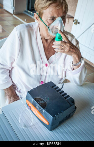 Behandlung von Asthma, Senior Stockfoto