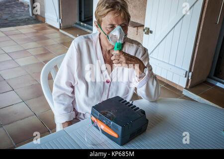 Behandlung von Asthma, Senior Stockfoto
