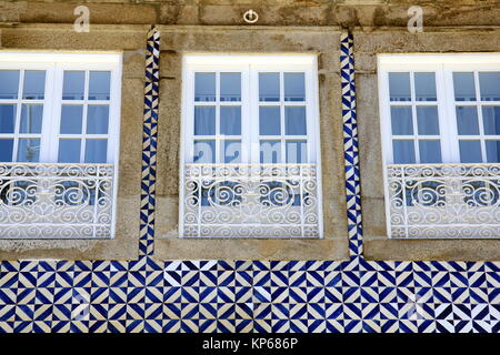 Hausfassade mit Azulejos (wandfliesen) in Porto, Portugal Stockfoto