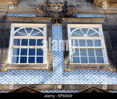 Hausfassade mit Azulejos (wandfliesen) in Porto, Portugal Stockfoto