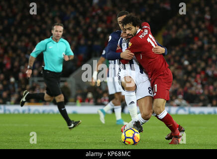 Liverpools Mohamed Salah und West Bromwich Albion Jake Livermore Kampf um den Ball während der Premier League Match in Liverpool, Liverpool. Stockfoto