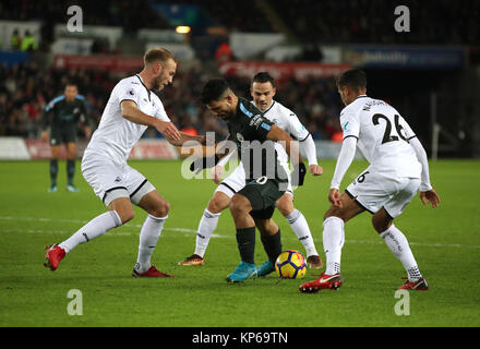 Von Manchester City Sergio Agüero (Mitte) und der Swansea City Kyle Naughton (rechts) Kampf um den Ball während der Premier League Match in der Liberty Stadium, Swansea. Stockfoto