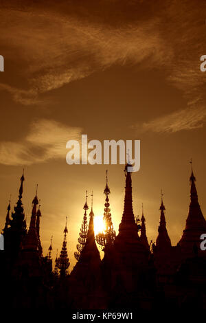 Silhouette des Tempels Turmspitzen der Shwedagon Pagode auf die Skyline, Yangon, Myanmar. Stockfoto