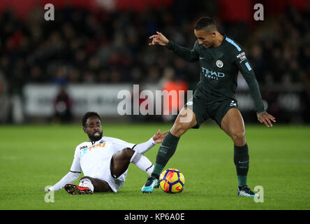 Die Swansea City Nathan Dyer (links) und Manchester City Danilo (rechts) Kampf um den Ball während der Premier League Match in der Liberty Stadium, Swansea. Stockfoto