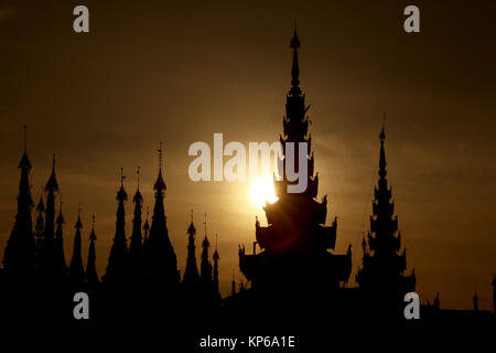 Silhouette des Tempels Turmspitzen der Shwedagon Pagode auf die Skyline, Yangon, Myanmar. Stockfoto