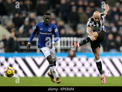 Newcastle United Jonjo Shelvey nimmt einen Schuß auf Ziel während der Premier League Match im St James' Park, Newcastle. Stockfoto