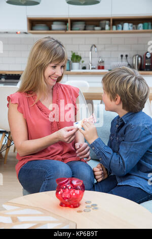 KIND MIT GELD Stockfoto