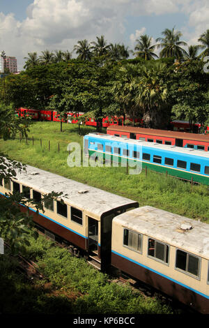 Züge von der Myanmar Bahn & die kreisförmige Bahn Hauptbahnhof, Yangon, Myanmar. Stockfoto