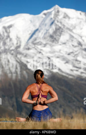 Die französischen Alpen. Mont-Blanc Massiv. Frau yoga meditation auf Berg. Saint-Gervais. Frankreich. Stockfoto