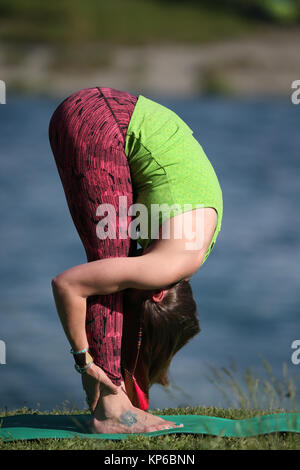 Frau Yoga und Meditation. Vorwärts Standing pose Falten. Stockfoto