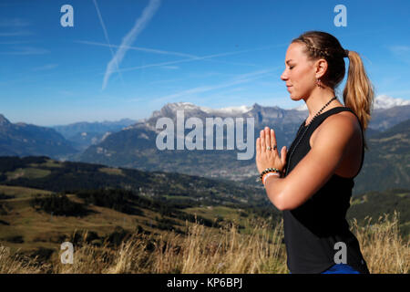 Frau Yoga und Meditation. Saint-Gervais. Frankreich. Stockfoto