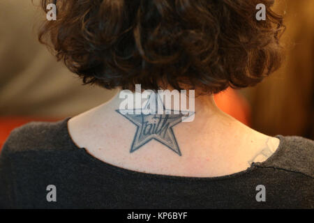 Glauben Tattoo am Hals einer Frau. Genf. Die Schweiz. Stockfoto