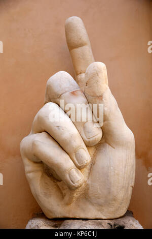 Die Kapitolischen Museen, Rom. Innenhof. Kolossale Statue von Konstantin: rechte Hand Skulptur 313-324 AD Marmor Italien. Stockfoto