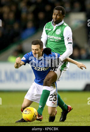 Das Stadion des Fußballclubs Hibernian Efe Ambrosius und Förster' Jason Holt Kampf um den Ball während der LADBROKES Scottish Premier League Match an Ostern Road, Edinburgh. PRESS ASSOCIATION Foto. Bild Datum: Mittwoch, Dezember 13, 2017. Siehe PA-Geschichte Fußball Hibernian. Photo Credit: Jane Barlow/PA-Kabel. EDITORIAL NUR VERWENDEN Stockfoto