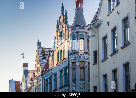 Gasse in der Altstadt von Tallinn mit bunten Fassaden Stockfoto