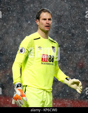 AFC Bournemouth Torwart Asmir Begovic während der Premier League Spiel im Old Trafford, Manchester. PRESS ASSOCIATION Foto. Bild Datum: Mittwoch, Dezember 13, 2017. Siehe PA-Geschichte Fußball Man Utd. Foto: Martin Rickett/PA-Kabel. Einschränkungen: EDITORIAL NUR VERWENDEN Keine Verwendung mit nicht autorisierten Audio-, Video-, Daten-, Spielpläne, Verein/liga Logos oder "live" Dienstleistungen. On-line-in-Verwendung auf 75 Bilder beschränkt, kein Video-Emulation. Keine Verwendung in Wetten, Spiele oder einzelne Verein/Liga/player Publikationen. Stockfoto