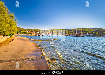 Seafront Gehweg auf der Insel Zlarin, Dalmatien, Kroatien Stockfoto