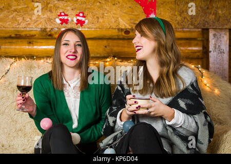 Freunde Spaß mit Feuer funkelt auf der Startseite Weihnachtsfeier Stockfoto