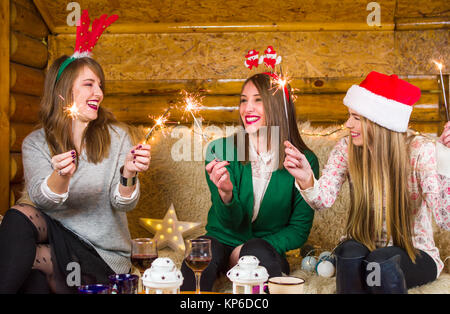 Freunde Spaß mit Feuer funkelt auf der Startseite Weihnachtsfeier Stockfoto