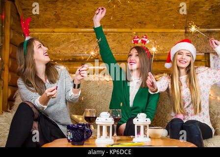 Freunde Spaß mit Feuer funkelt auf der Startseite Weihnachtsfeier Stockfoto