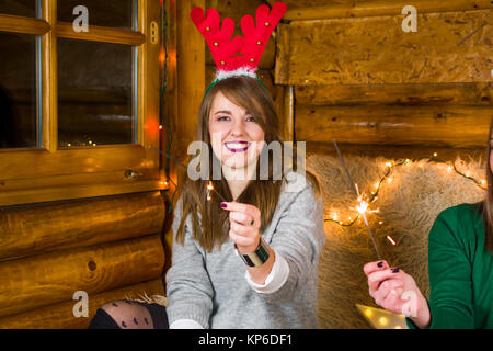 Mädchen Spaß haben mit Feuer funkelt in Home Party Stockfoto