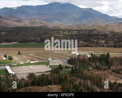 Außerhalb von Lake Placid, New York mit Whiteface Mountain in der Ferne, Luftaufnahme Stockfoto