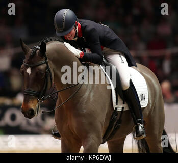 Großbritanniens Lara Butler reiten Rubin Al Asad konkurriert in der FEI World Cup Dressur Grand Prix Kür bei Tag zwei der London International Horse Show in London Olympia. Stockfoto