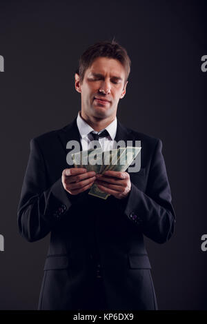 Bild der Mann in Anzug zählen Dollar Stockfoto