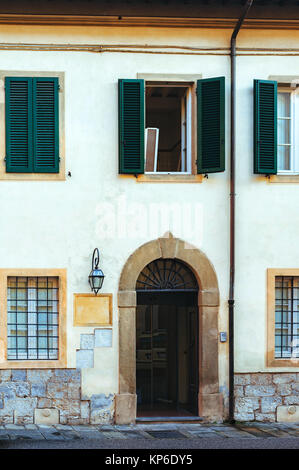 Schöne schmale Straße der alten Stadt Pisa in der Toskana. Romantische Aussicht auf ein altes Mediterranes Haus mit rustikalen Holzmöbeln Tür und Fenster mit grünen Sh Stockfoto