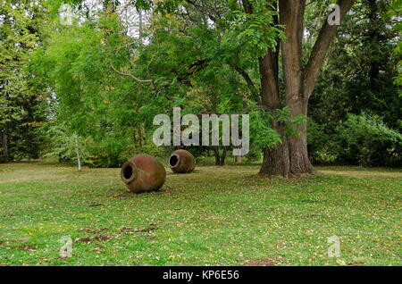 Schönen herbstlichen Wald mit ehrwürdigen Nadel- und Laubbäume, in National Monument der Landschaftsarchitektur Park Museum Vrana entfernt Stockfoto